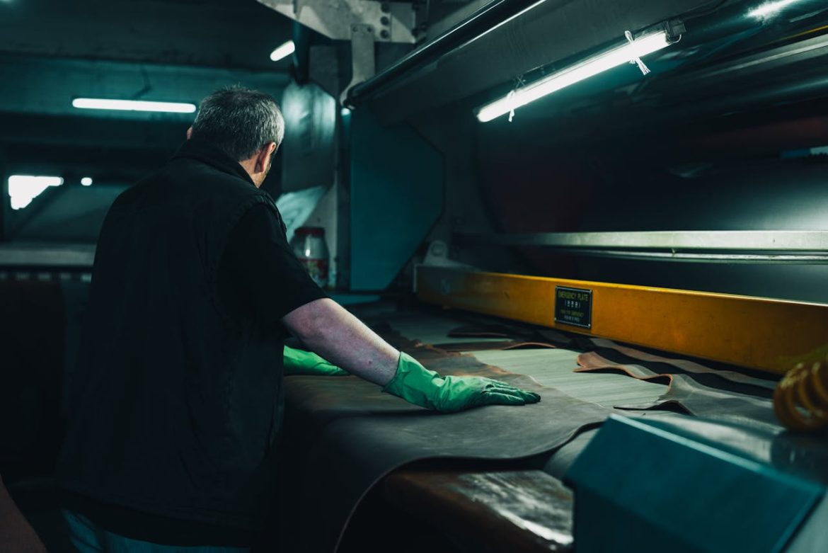 Industria conciaria e innovazione: come la tecnologia sta cambiando i reparti produttivi 1 pexels oguz kaan boga 19166252 17315571